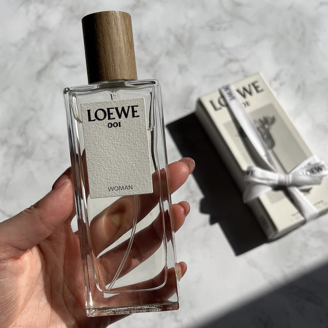 ロエベの香水のウーマン オードゥトワレがオシャレすぎる！LOEWE香水レビュー - あおいのギフトレビューブログ